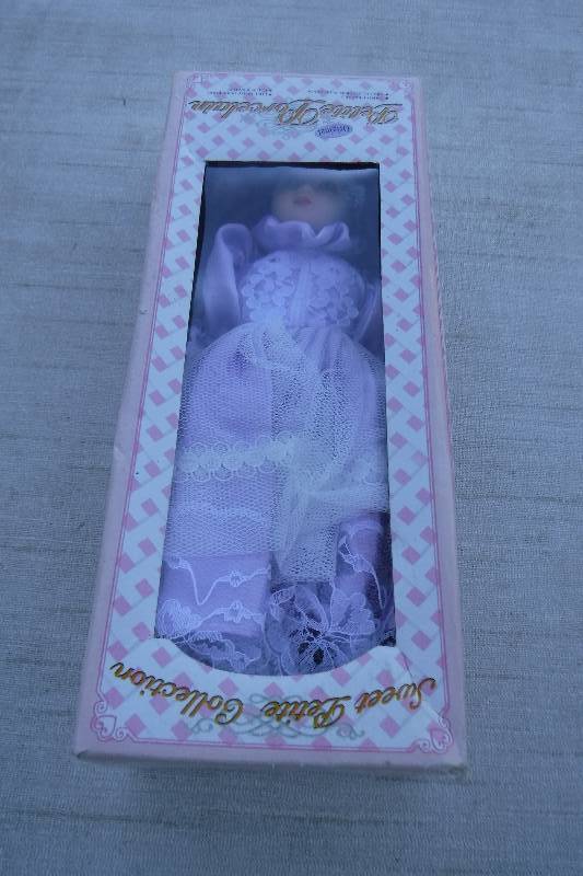 lot 7464 image: Petite porcelain doll