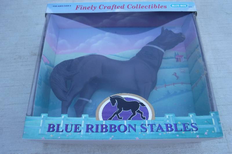 lot 7477 image: Blue-Box Blue ribbon Stables horse toy collectable