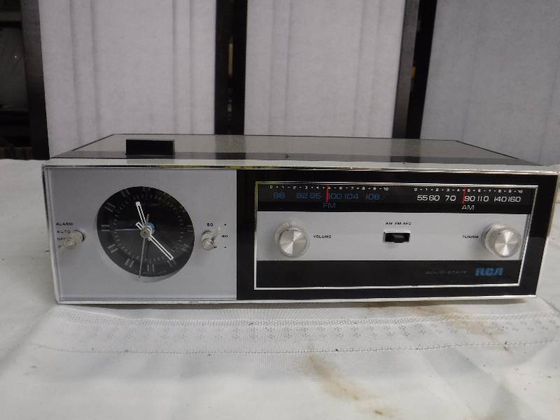 lot 9821 image: RCA AM FM clock radio