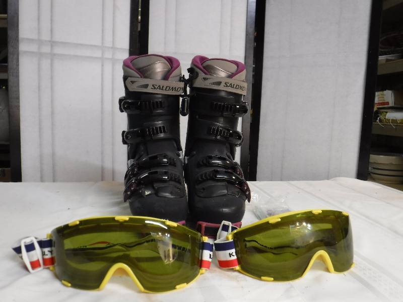 lot 9829 image: Salomon evolution ski boots