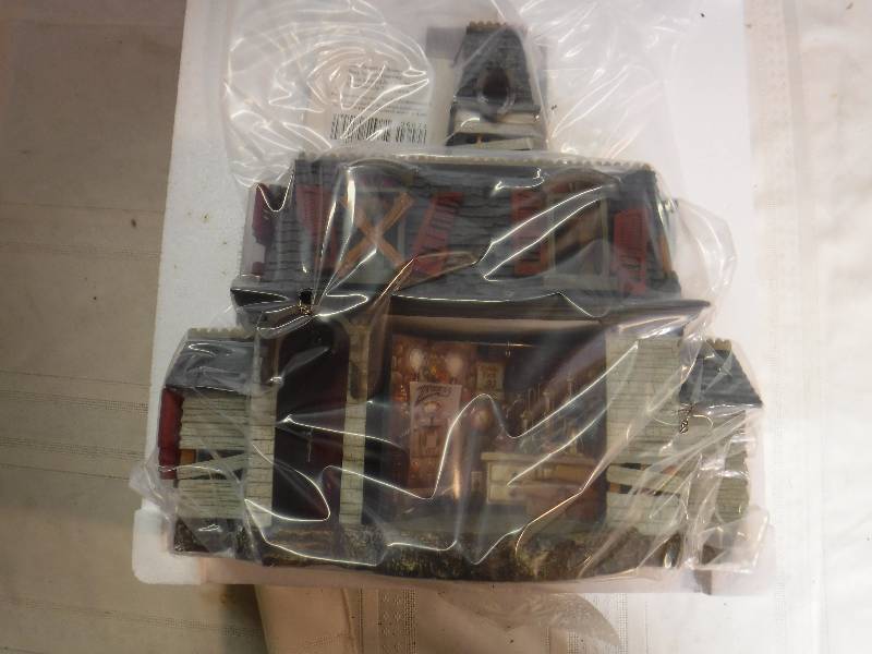lot 9834 image: Hallmark Keepsake Mansion on Ravenwood lake ornament