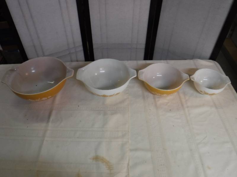 lot 9835 image: Yellow and white Pyrex mixing bowls