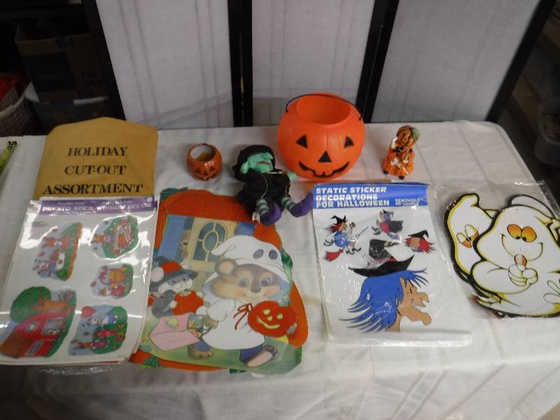 lot 9837 image: Halloween decor lot