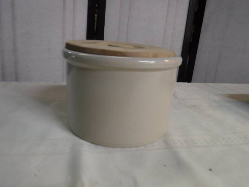 lot 6752 image: Roseville pottery crock with lid