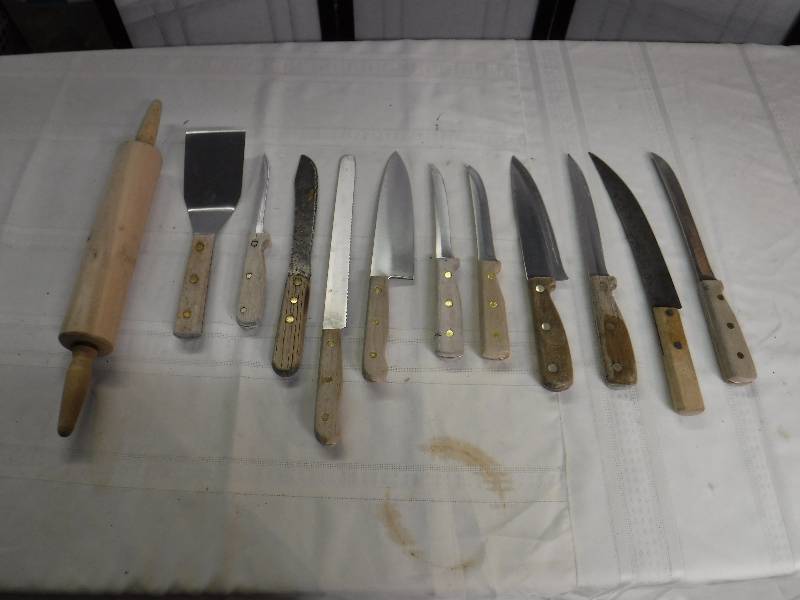 lot 6734 image: Mixed lot of Kitchen Knives and other utensils