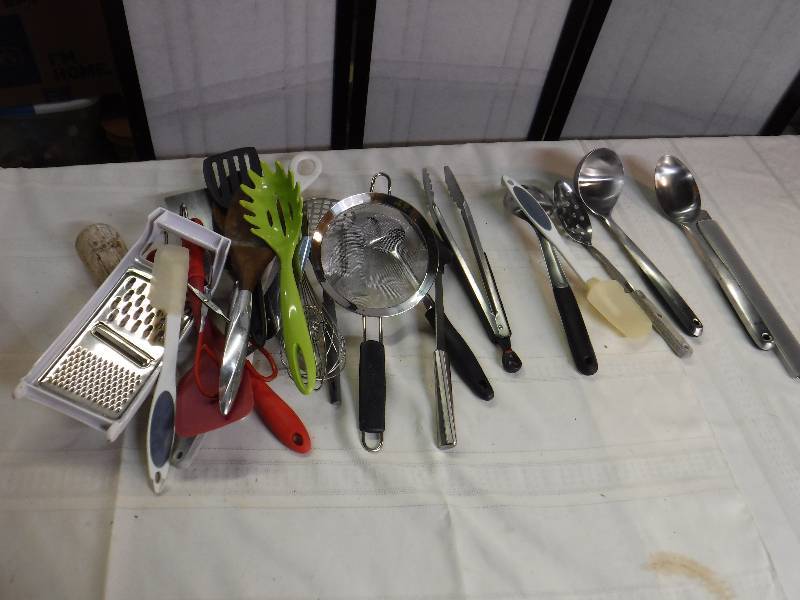 lot 6739 image: Box of misc kitchen utensils