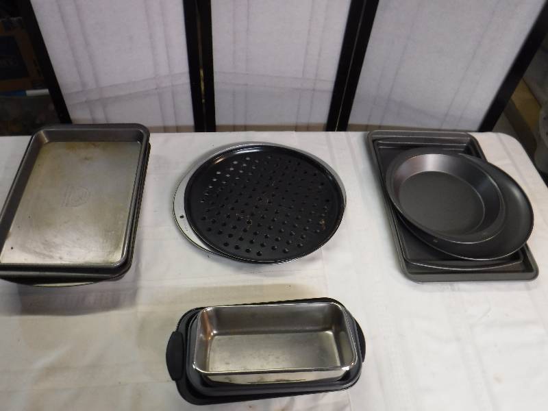lot 6743 image: 14 baking pans- Includes Wilton and KitchenAid