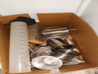 lot 7288 image: Assorted Cabinet Items