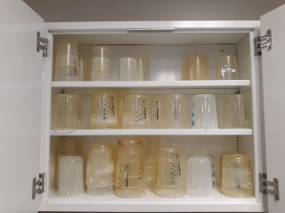 lot 7368 image: 500ML Graduated Cylinders, Assorted Plastic Beakers