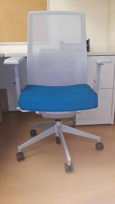 lot 7534 image: HaWorth Rolling Adjustable Office Desk Chair, Cushioned