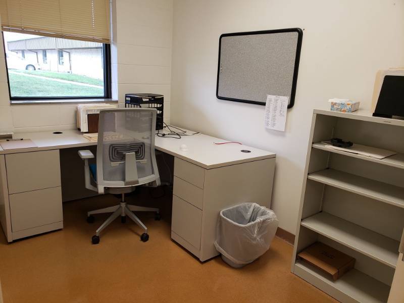 lot 7544 image: Contents of Room (Desk, Office Chair, Shelf, Corkboard)