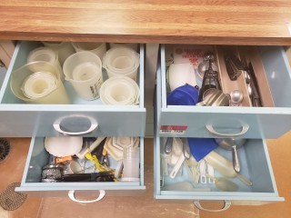 lot 7528 image: Contents of Drawers(Beakers, Scoops, Measuring Utensils)