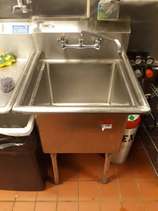 lot 1005 image: Sink