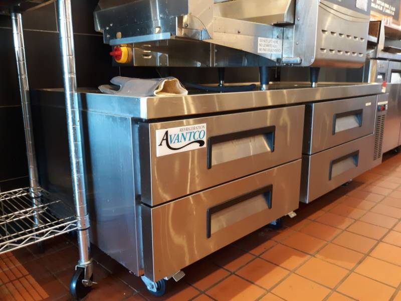 lot 1015 image: Avantco Refrigeration Table