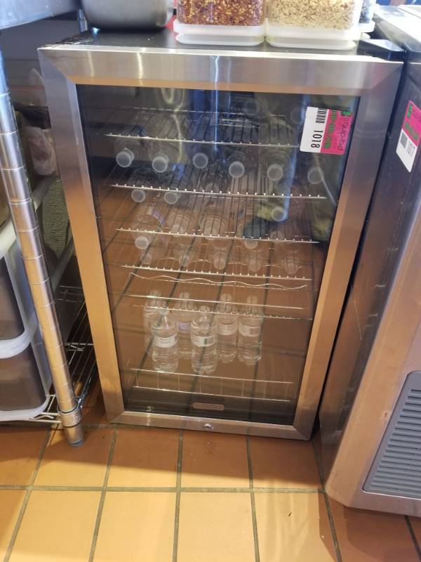 lot 1018 image: EdgeStar Mini Fridge