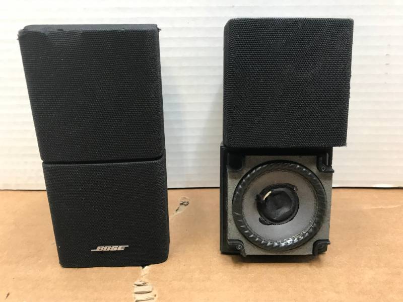 lot 3034 image: LOT OF BOSE SPEAKERS