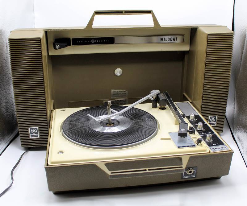 lot 1174 image: GE Portable Solid State Wildcat Stereo Record Player