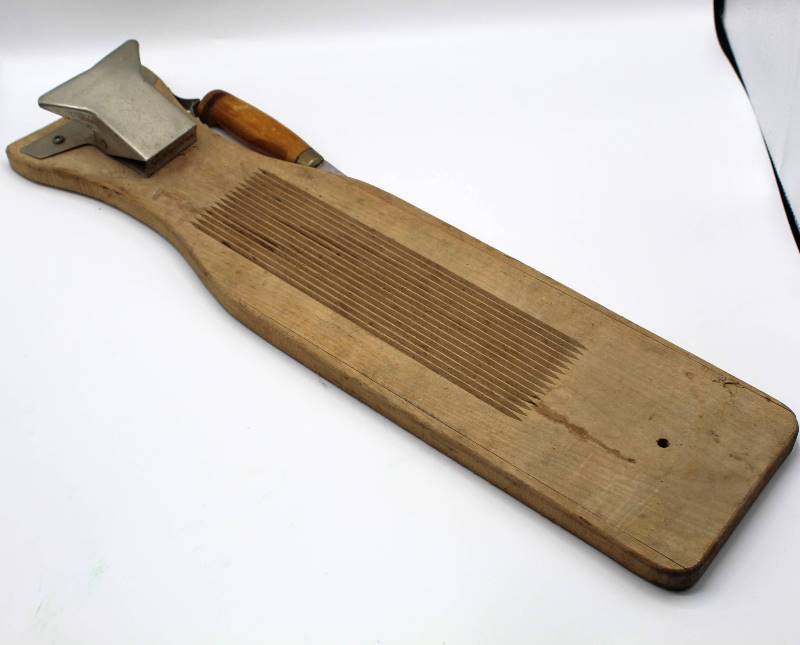lot 1176 image: Normark Fish Carving Board with Knife