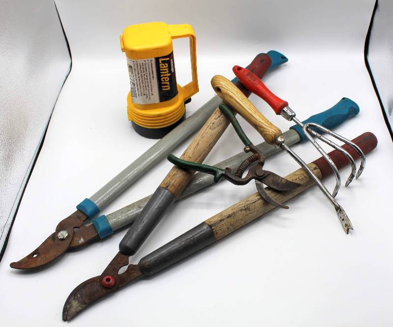 lot 1177 image: Small Garden Tools Lot with Flashlight
