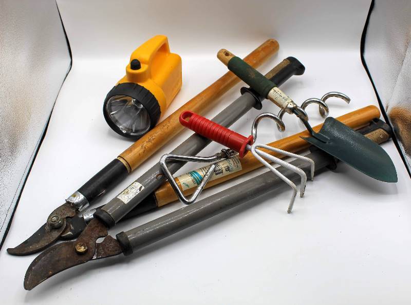 lot 1178 image: Small Garden Tools lot with Flashlight
