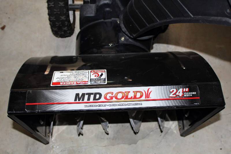 lot 1150 image: MTD GOLD 24 TWO STAGE 208CC SNOW BLOWER