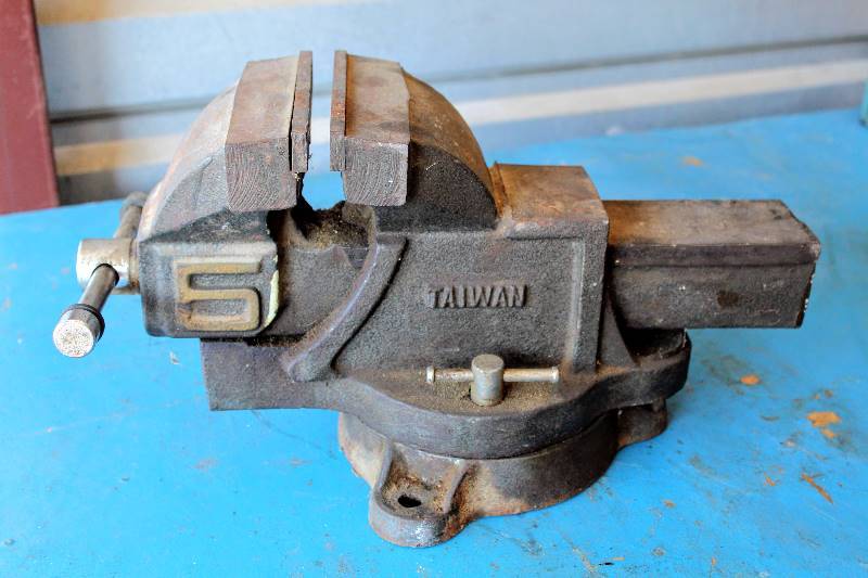 lot 1156 image: 5 Heavy Duty Steel Bench Vise