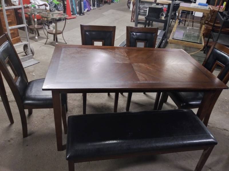 Extremely Nice Dining Room Table With 4 Leather Padded Chairs And