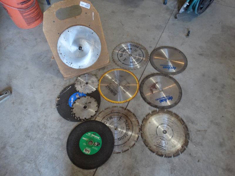 lot 5806 image: Large lot of various size saw blades w stand