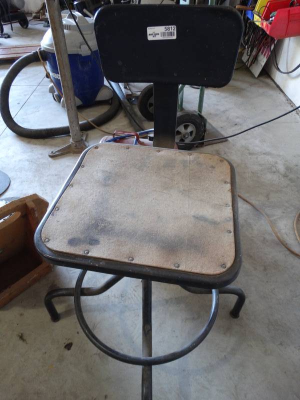 lot 5812 image: Shop stool w back rest
