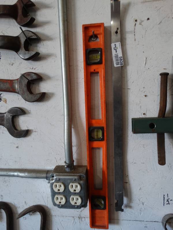 lot 5828 image: Level & 2 slim jims