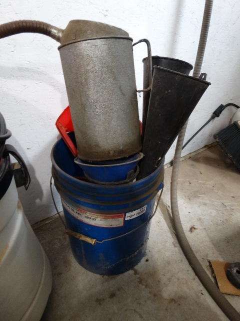 lot 2544 image: Bucket w assorted funnels