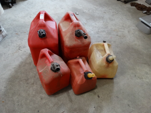 lot 2547 image: 5 plastic gas cans- 2 are 5 gallon
