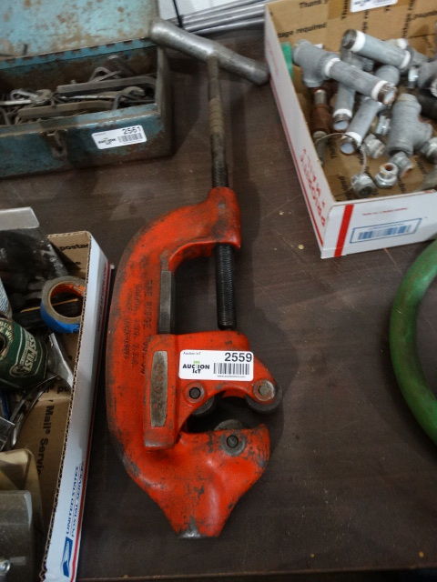 lot 2559 image: LARGE ridgid pipe cutter