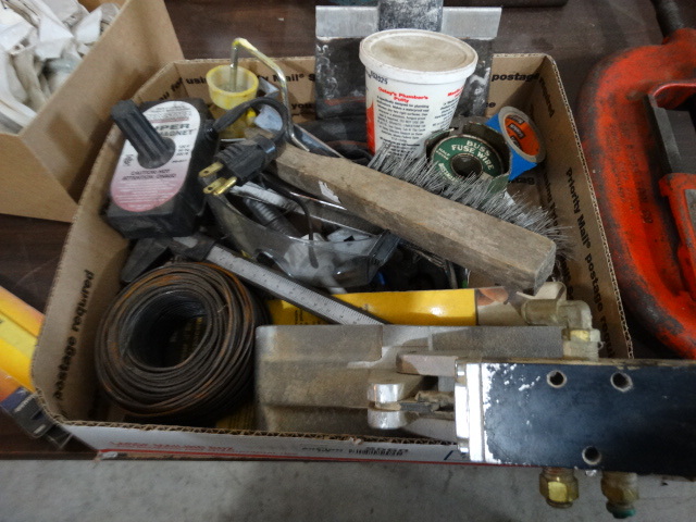 lot 2560 image: Lot of various tools hardware