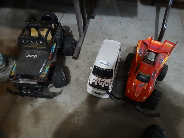 lot 2572 image: 3 remote control cars