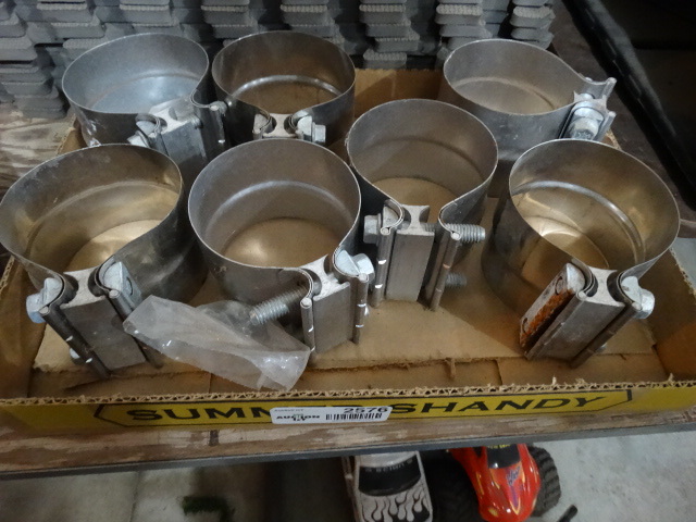 lot 2576 image: Lot of pipe connectors