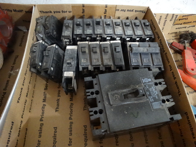 lot 2581 image: Large lot of assorted breakers