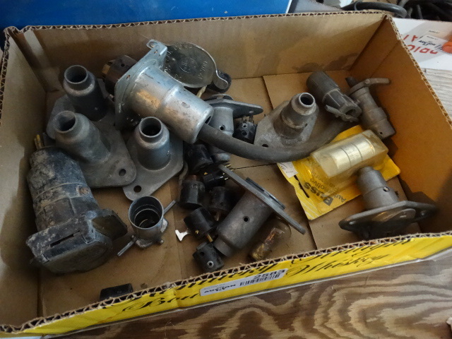 lot 2583 image: Large lot of trailer plugs & adapters