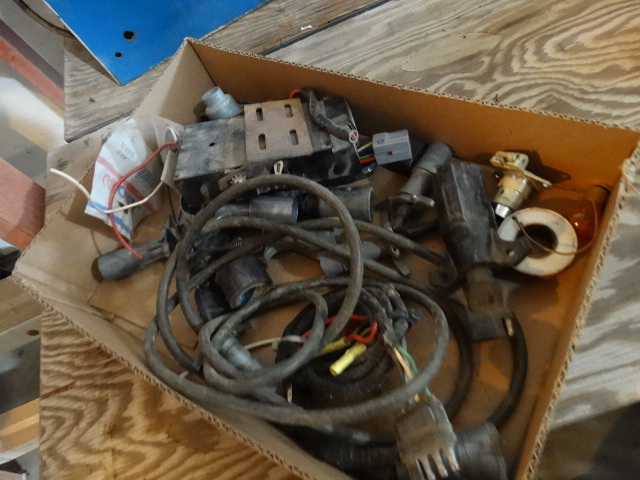 lot 2584 image: Large lot of trailer plugs & adapters