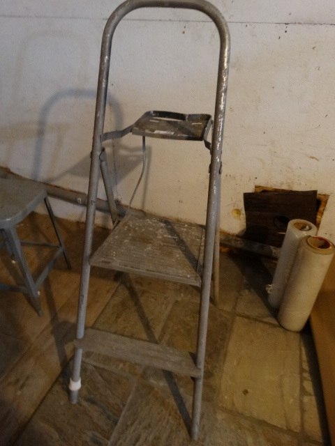 lot 2591 image: Folding 2 step ladder