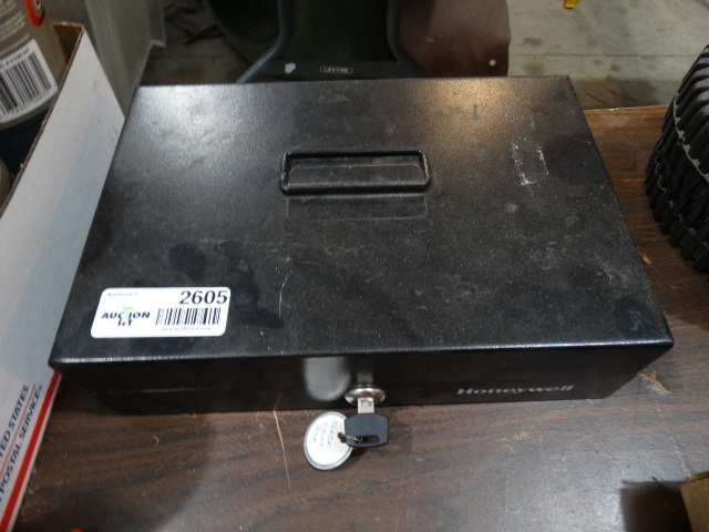 lot 2605 image: Locking cash box w key