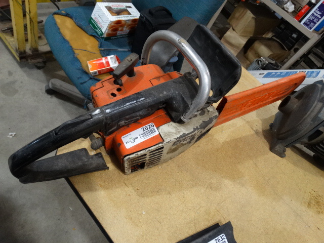 lot 2626 image: Stihl 015 AV gas chainsaw