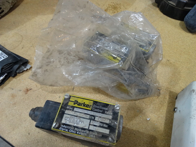 lot 2634 image: 3 new parker directional control valves
