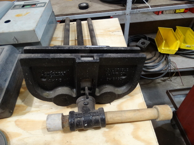 lot 2639 image: Bench vise