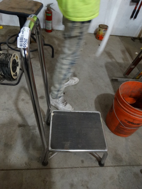 lot 2655 image: Step stool w handle