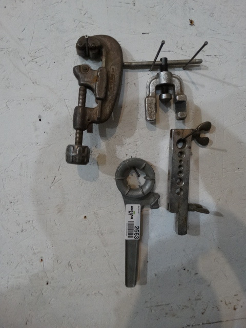 lot 2663 image: Pipe cutter & misc