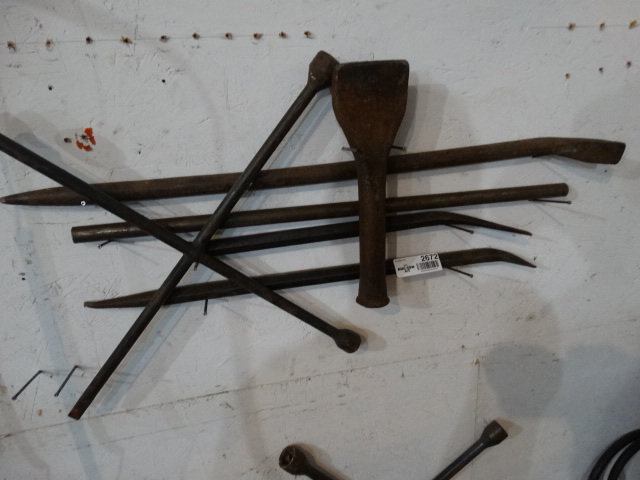 lot 2672 image: 4 way & pry bars