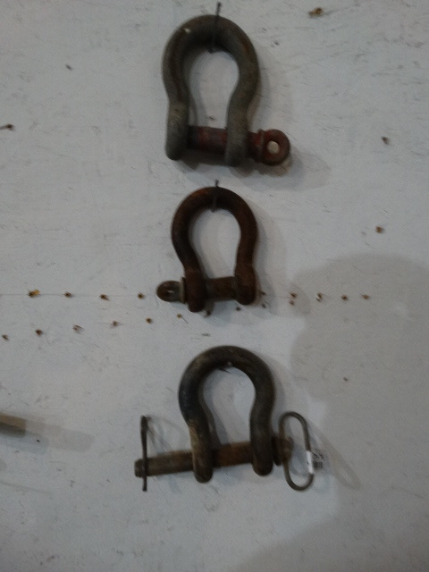 lot 2676 image: 3 various size clevis