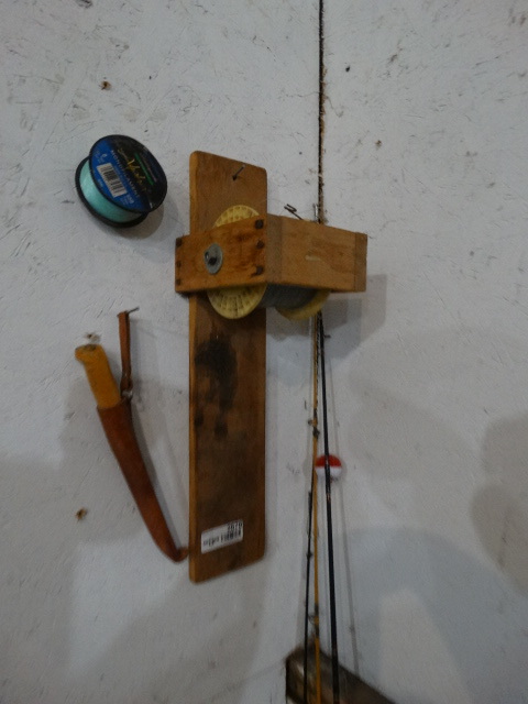 lot 2678 image: Fishing poles w reels fishing line fillet knife