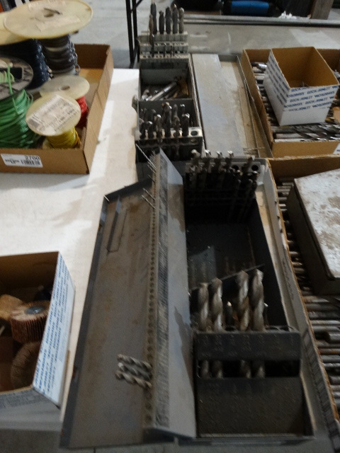 lot 2704 image: Lot of various drill bits w case